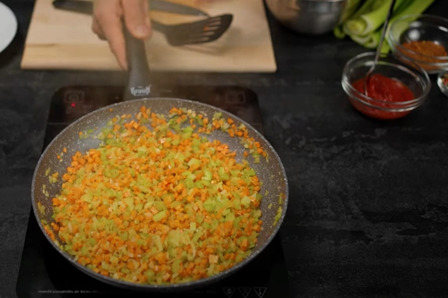 Fry the vegetables in oil