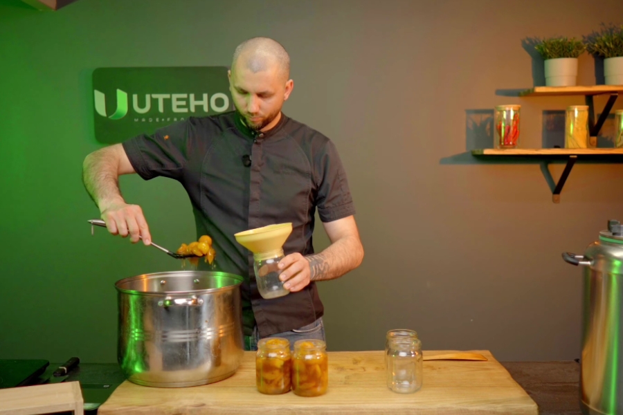 Fill the jars with apricot jam