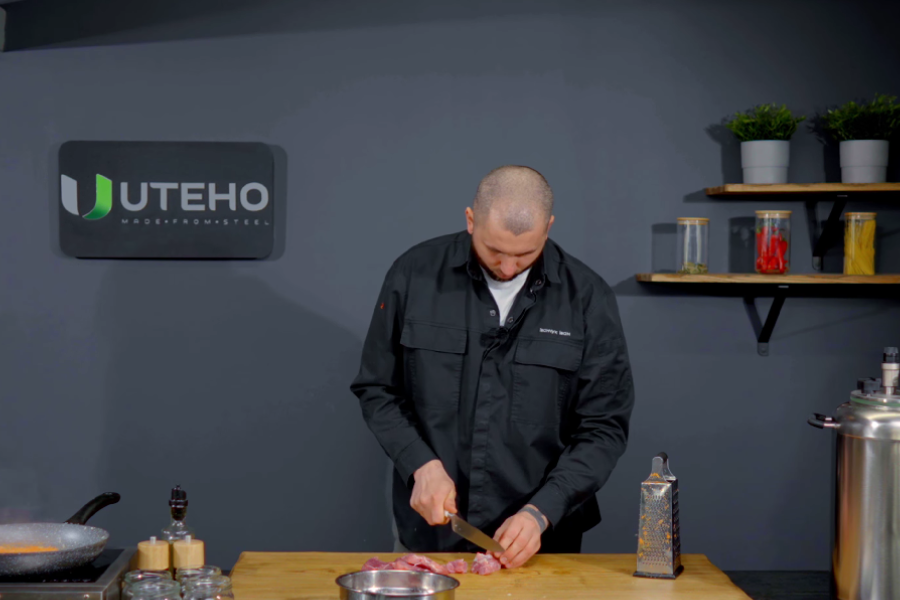 Нарезаем свиную шею кубиком для автоклава