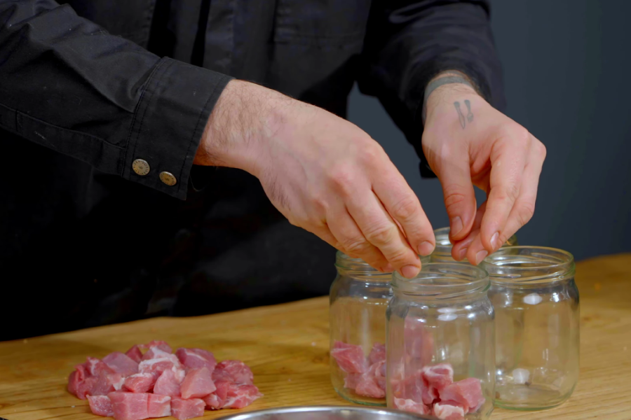 Раскладываем мясо в банки