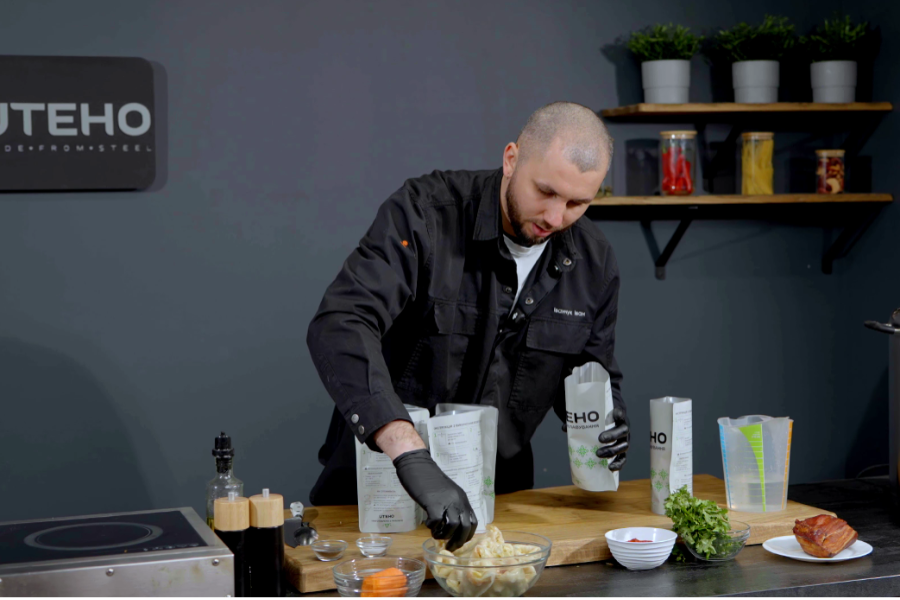 Place cabbage rolls into retort pouches