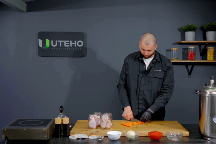 Нарезаем морковь полукольцами