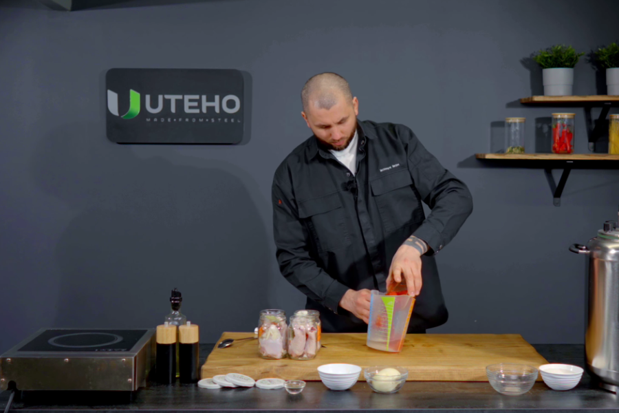 Готовим томатный соус для куриных голеней