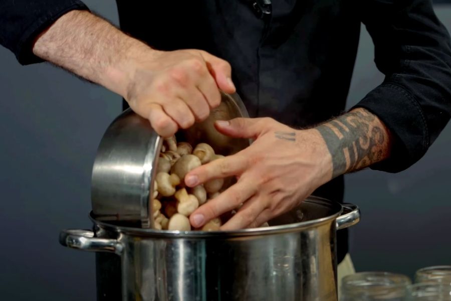 Нарізаємо баклажани