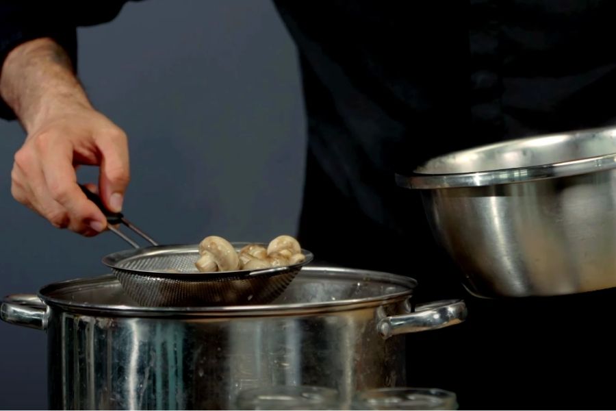 Нарізаємо цибулю