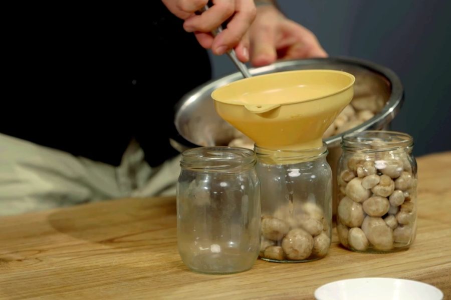 Додаємо до цибулі коріандр та кмин