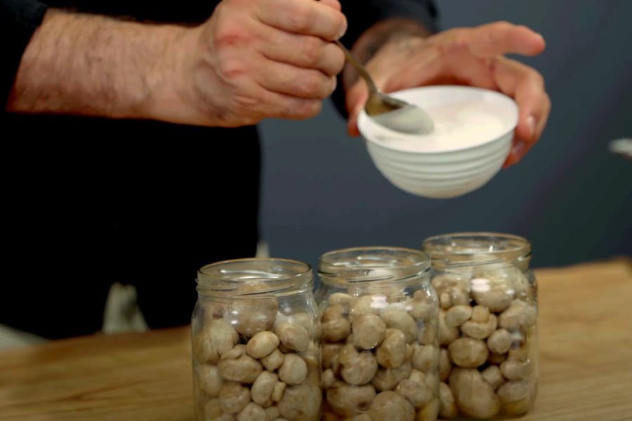 Нарізаємо перець чилі