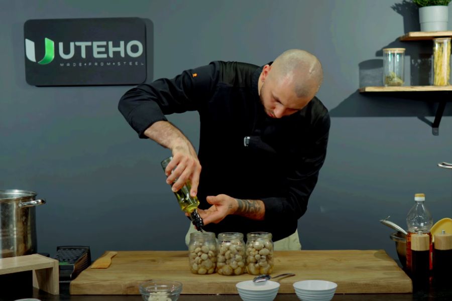 Натираємо часничок