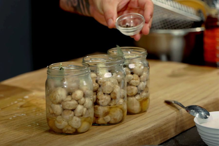 Розкладаємо баклажани в баночки