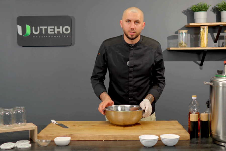 Put the chopped goose into a bowl