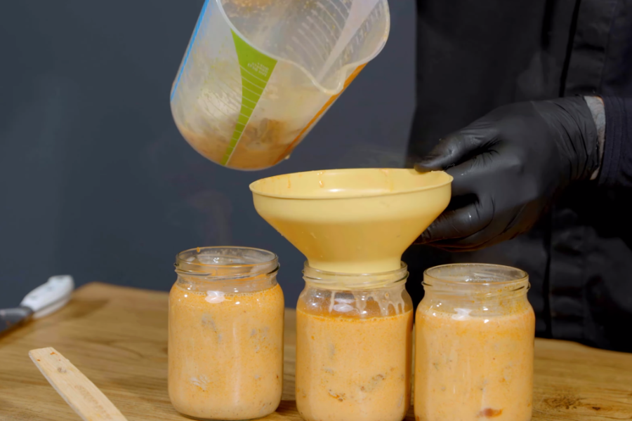 Раскладываем индейку Том Ям по банкам