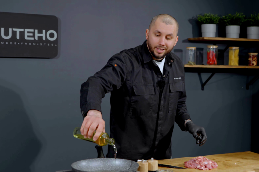 Наливаем масло на сковороду для обжаривания индейки