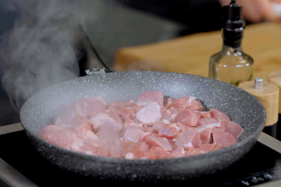 Обжариваем индейку до золотистой корочки