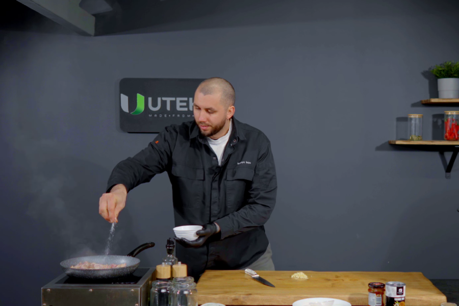 Добавляем соль и перец к индейке