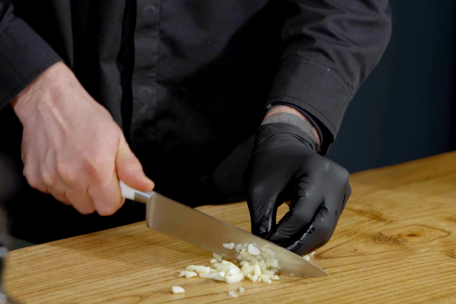 Добавляем измельченный чеснок к индейке