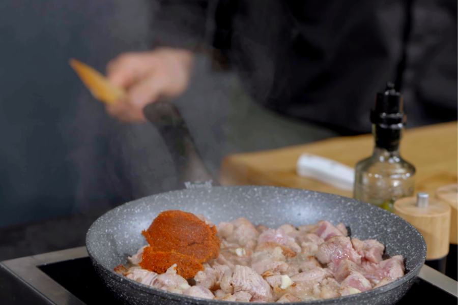 Добавляем пасту Том Ям к индейке