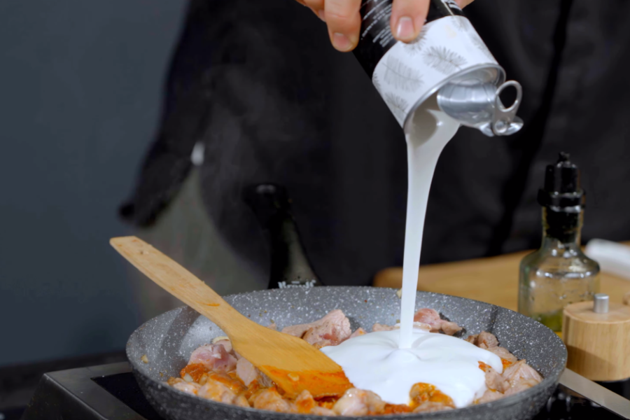 Добавляем кокосовые сливки и воду к индейке Том Ям