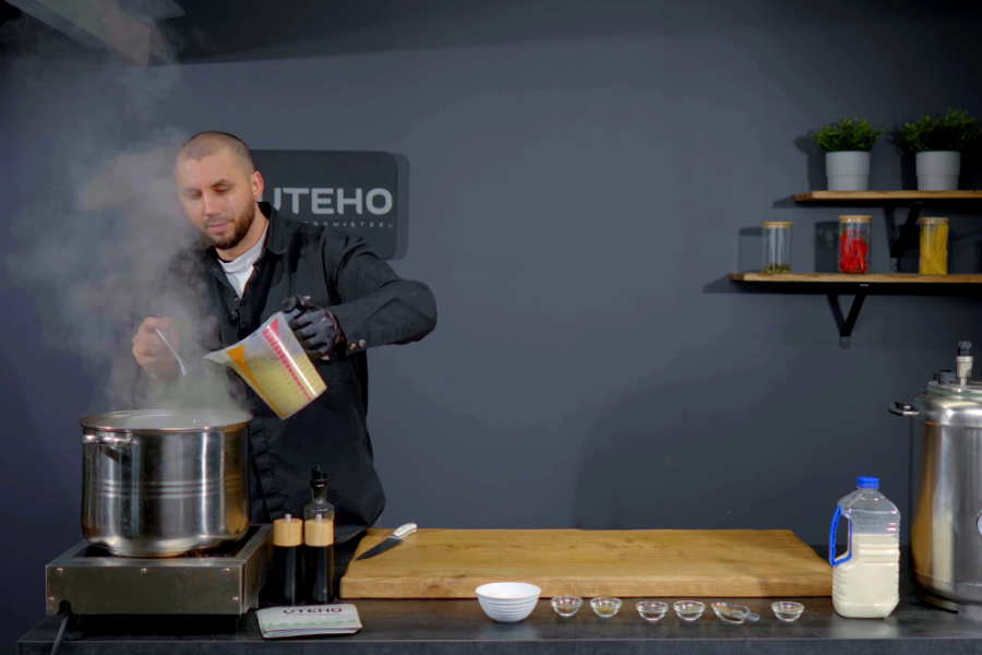 Заливаємо обсмажену курку соусом чкмерулі