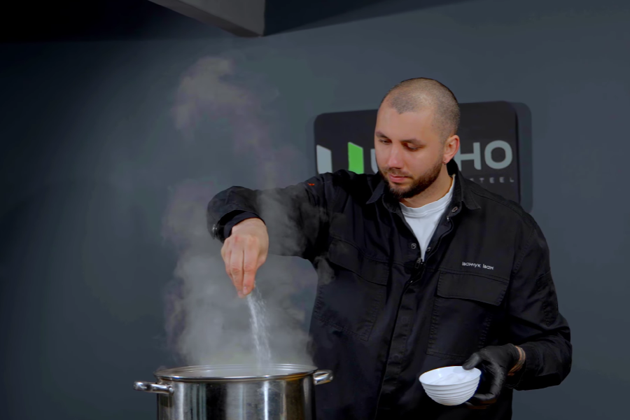 Підсолюємо куряче м’ясо