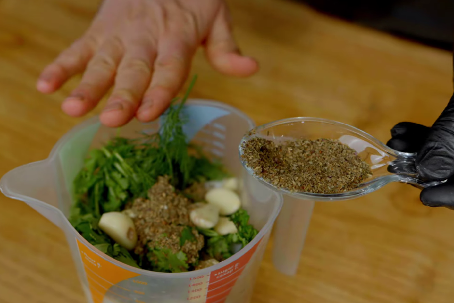 Готуємо вершково-часниковий соус для чкмерулі