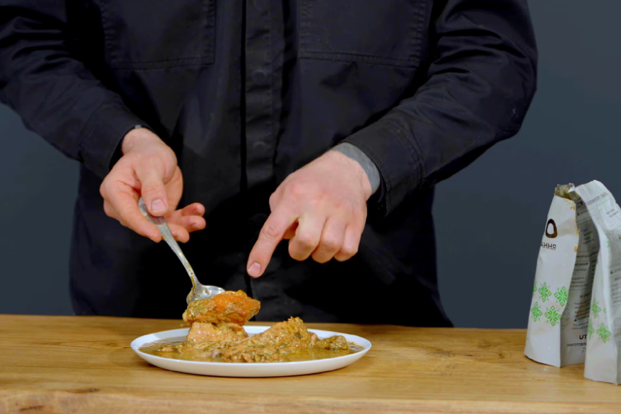 Готова курочка чкмерулі в соусі