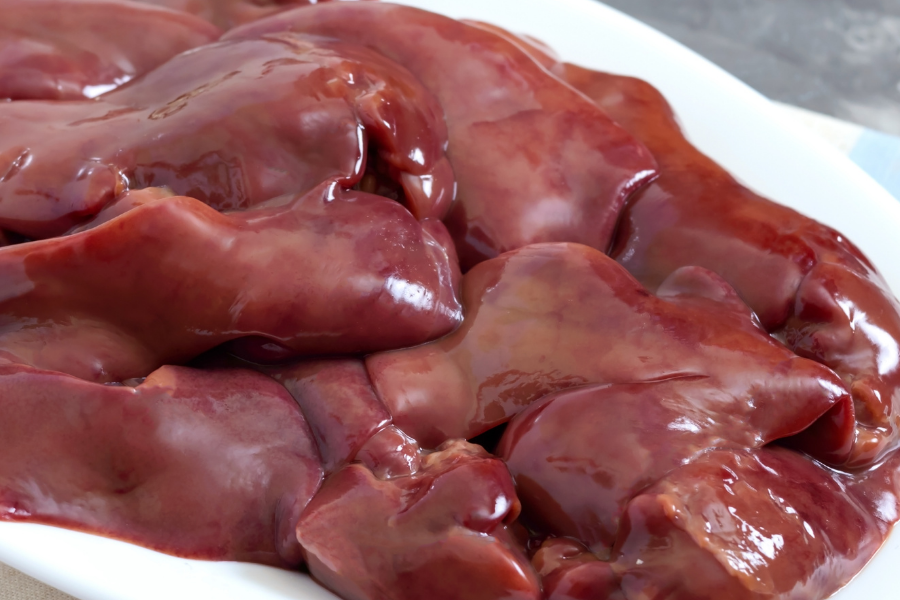 Моем и очищаем куриную печень