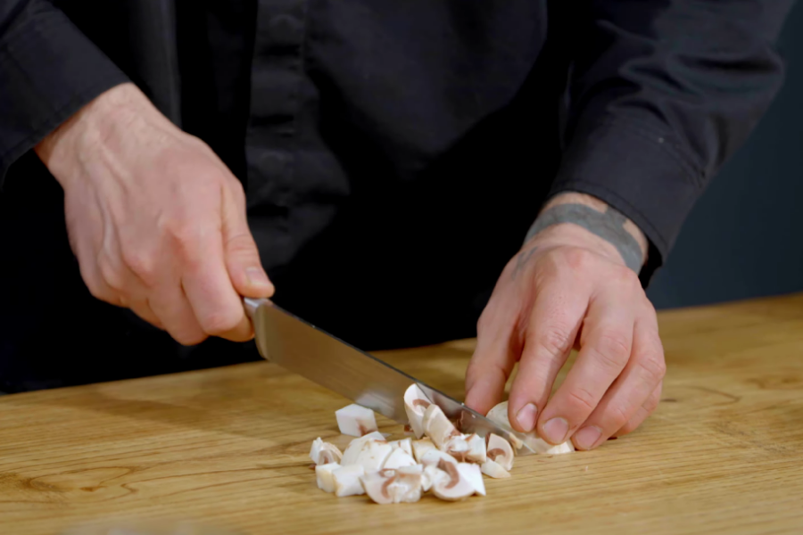 Нарезаем печерицы кусочками