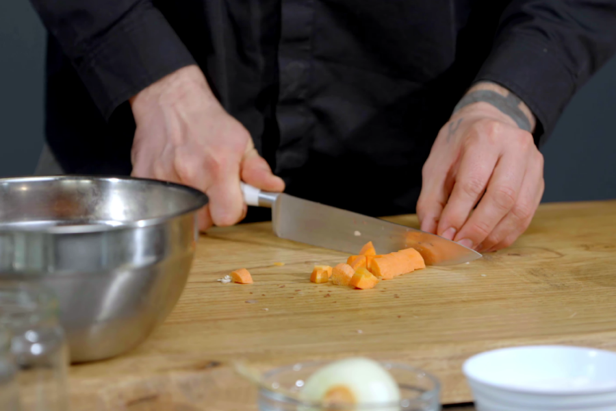 Нарезаем морковь и лук