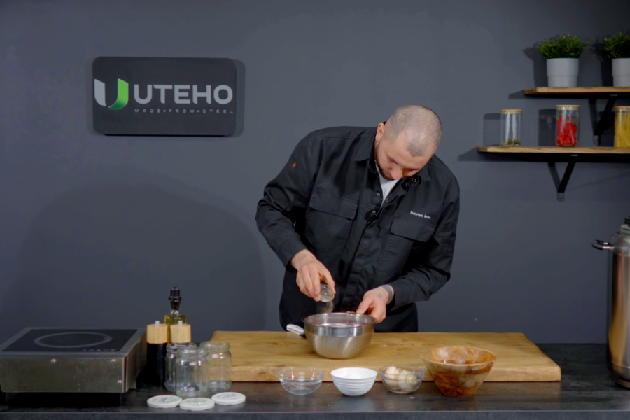 Добавляем соль и перец