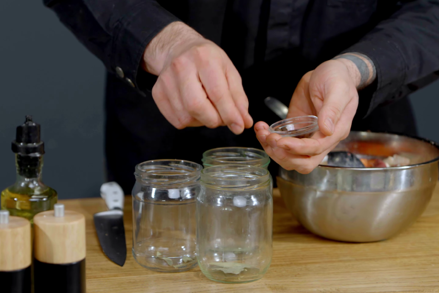 Добавляем лавровый лист и душистый перец