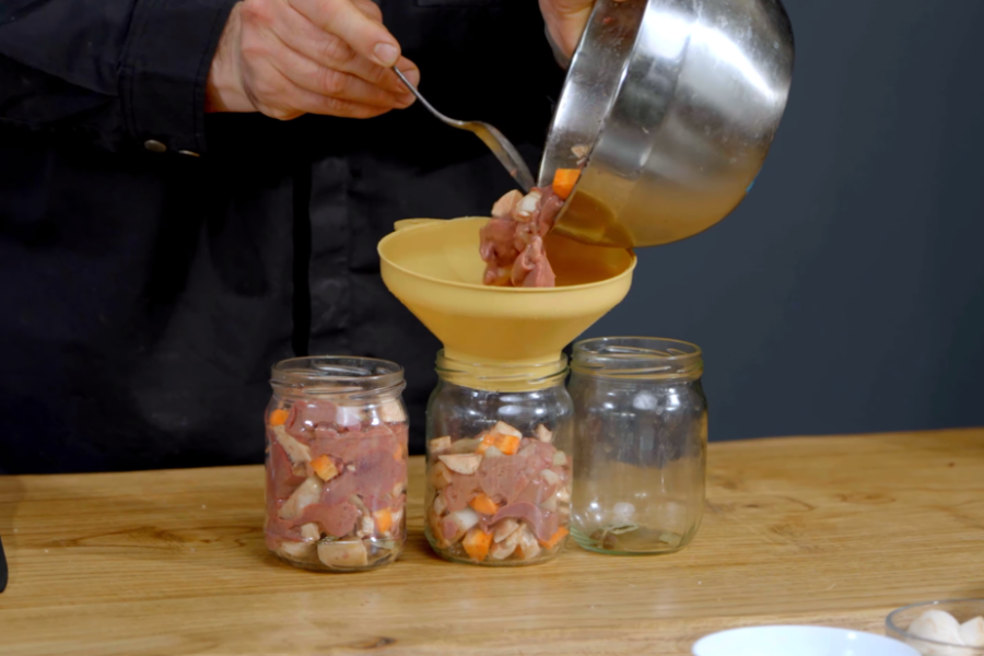 Раскладываем печень с грибами по банкам