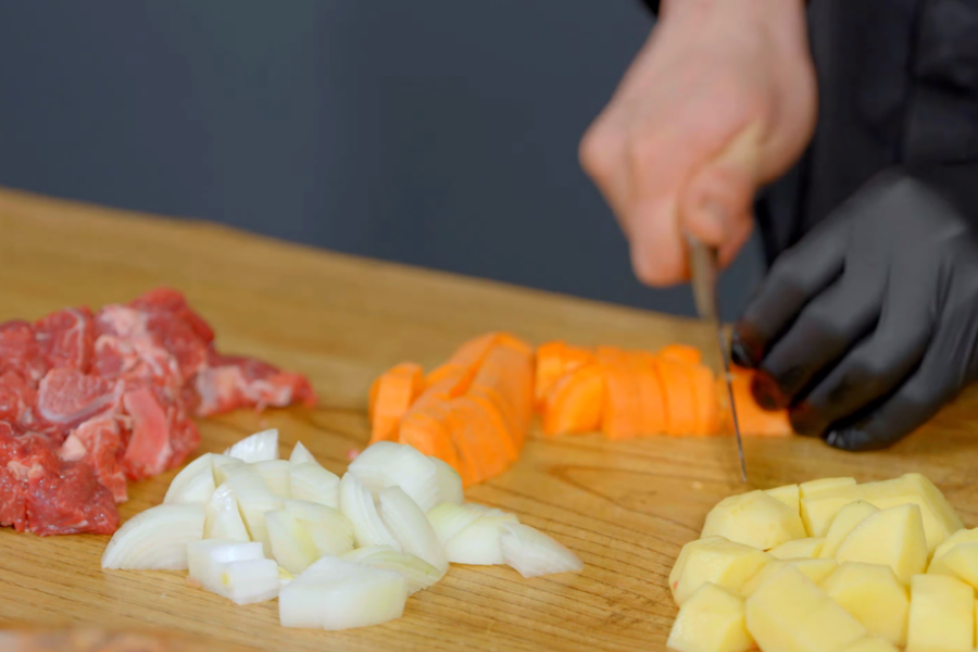 Нарезаем морковь для рагу с овощами