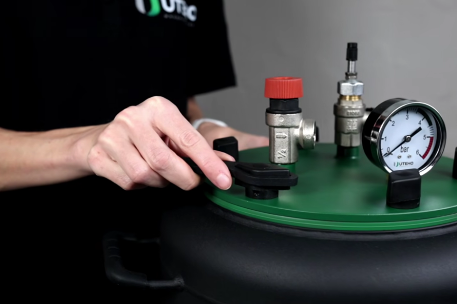 Різниця кришки та способу фіксації в автоклавах UTEH та ЧЕ