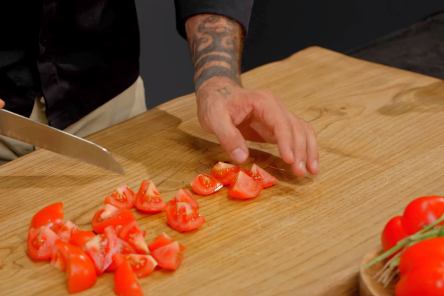 Нарезаем помидоры