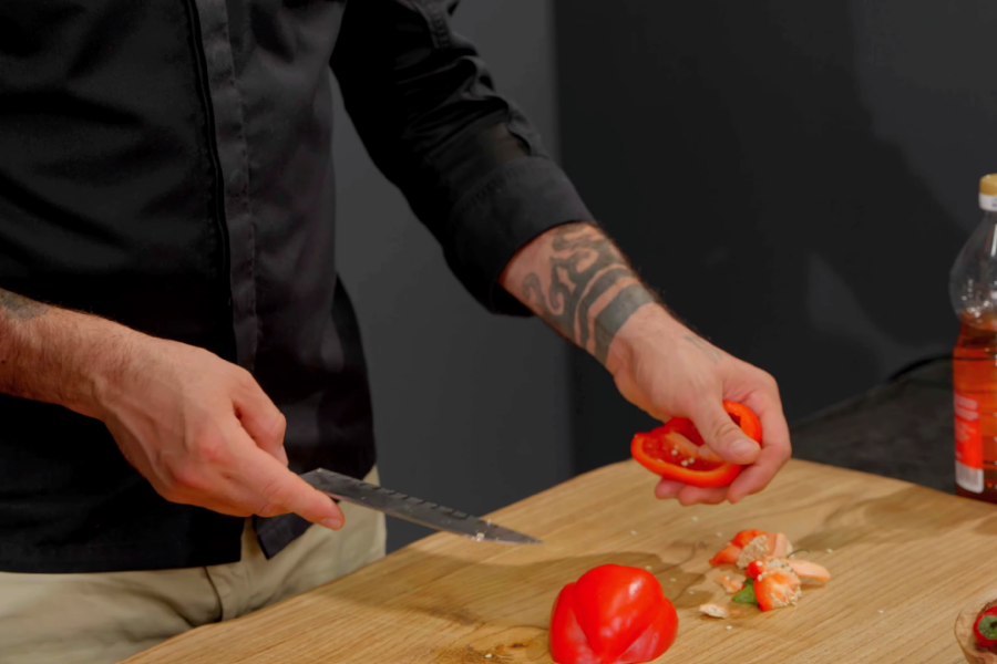 Нарезаем болгарский перец