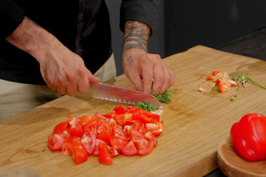 Нарезаем кинзу и острый перец