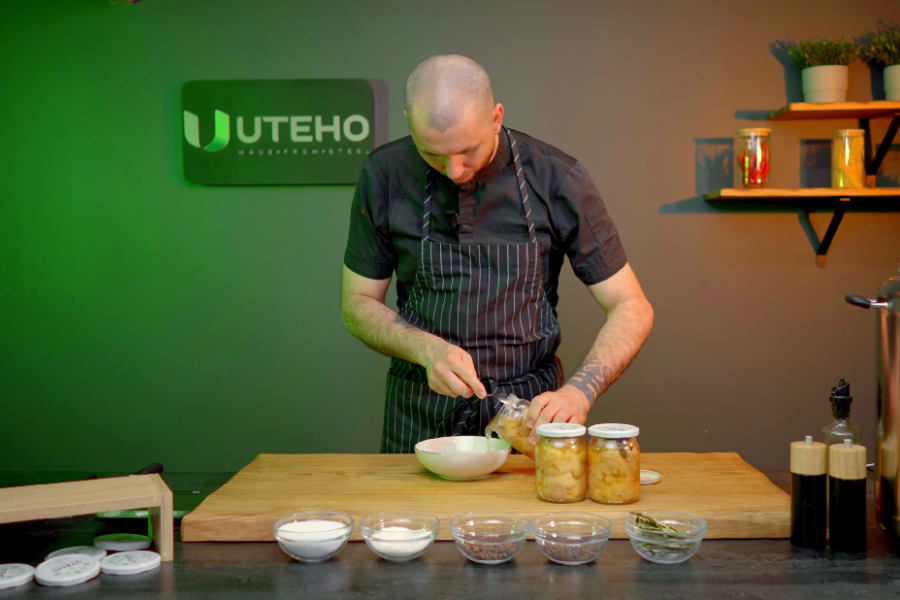 Дегустуємо домашню курячу тушонку