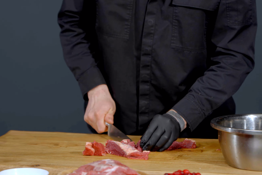 Нарезаем свинину кубиками для тушенки