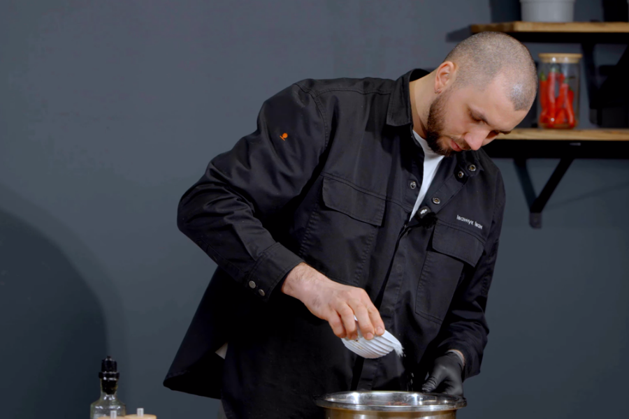 Добавляем соль, перец и сахар