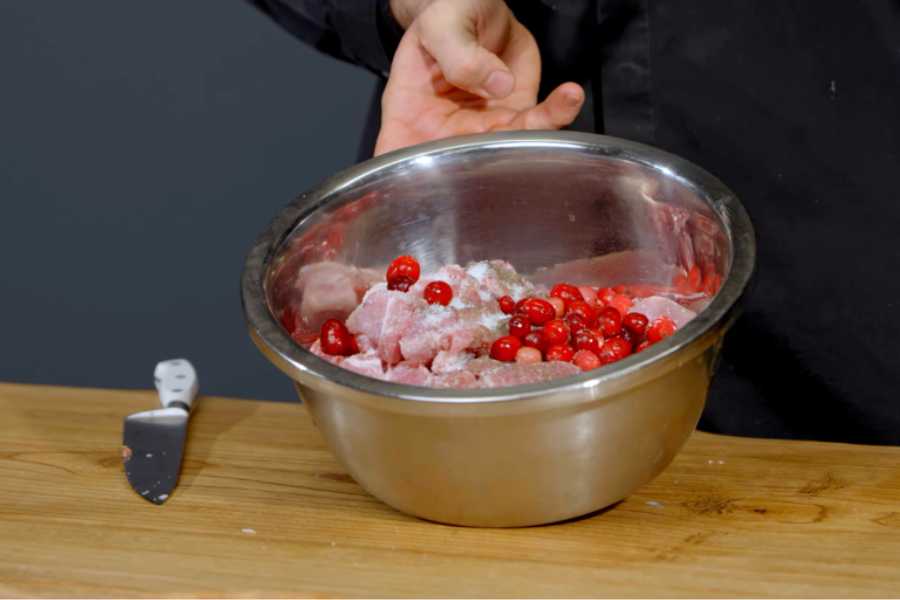 Перемешиваем мясо, клюкву и специи