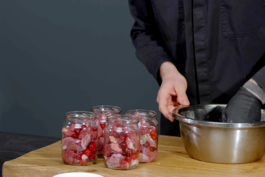 Раскладываем тушенку по банкам