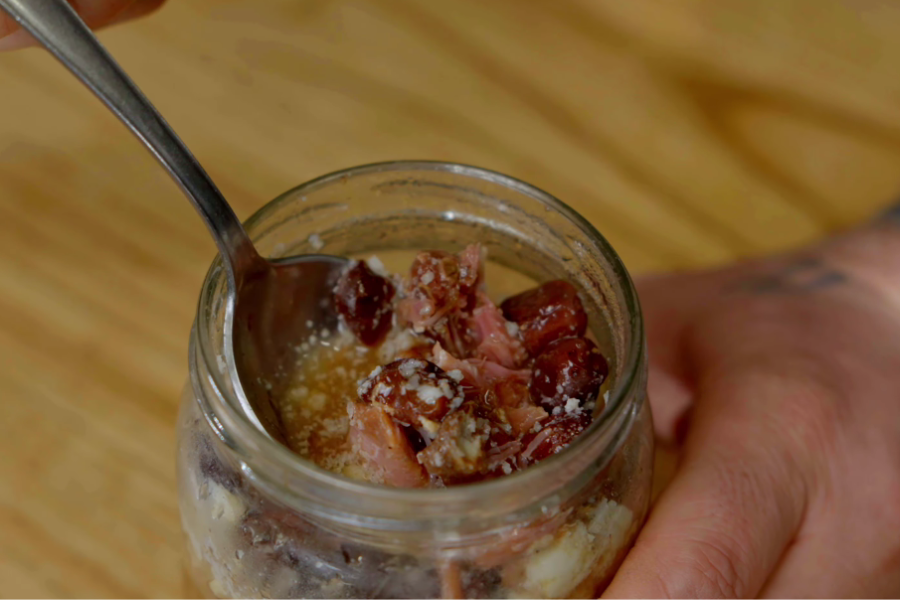 Готовая тушенка из говядины и свинины с клюквой