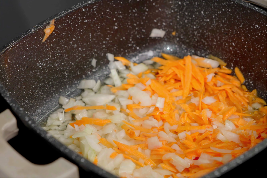 Frying carrots and onions