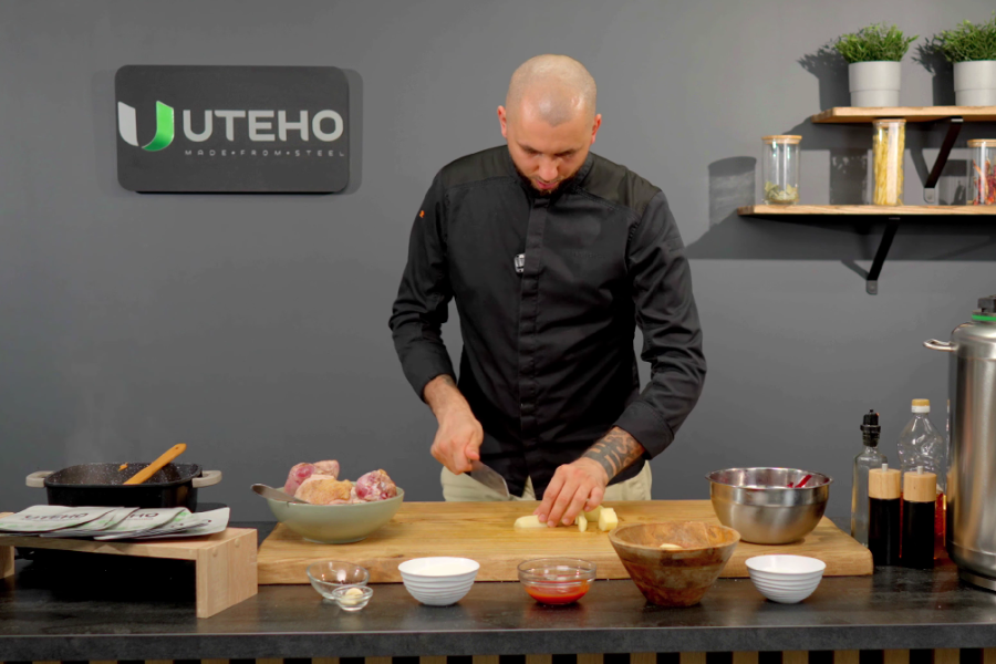 Cutting potatoes and putting them into retort pouches