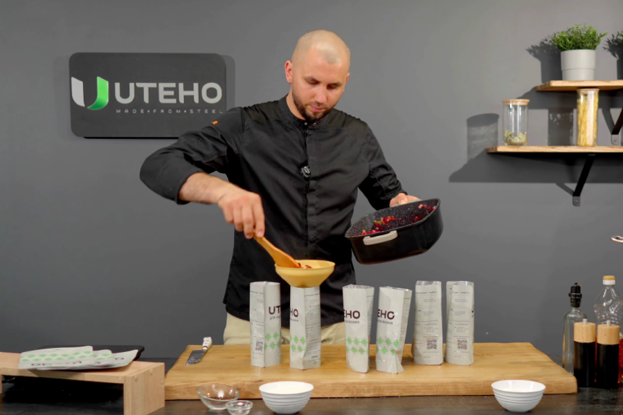 Putting the meat and sauté into retort pouches