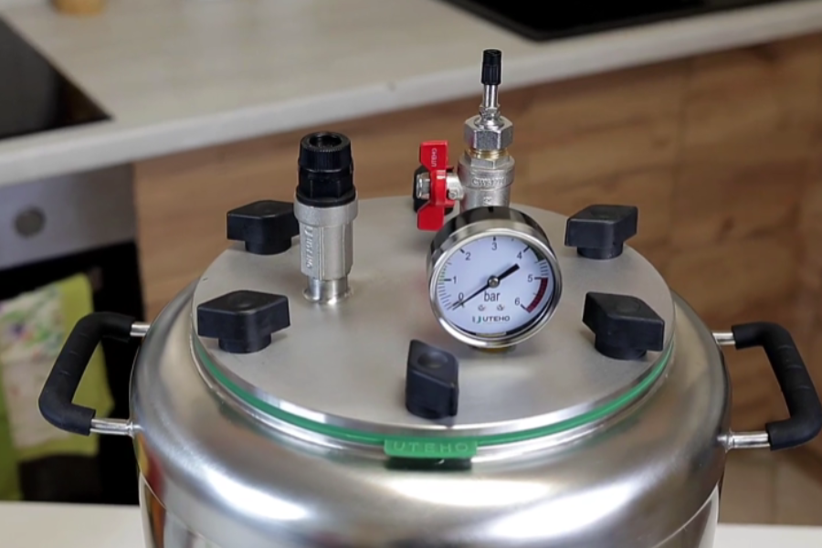 Installation of a ball valve on an autoclave