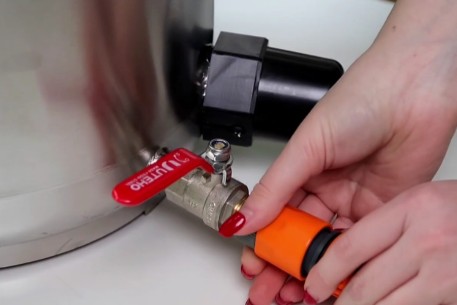 Threaded connection of the ball valve for the autoclave