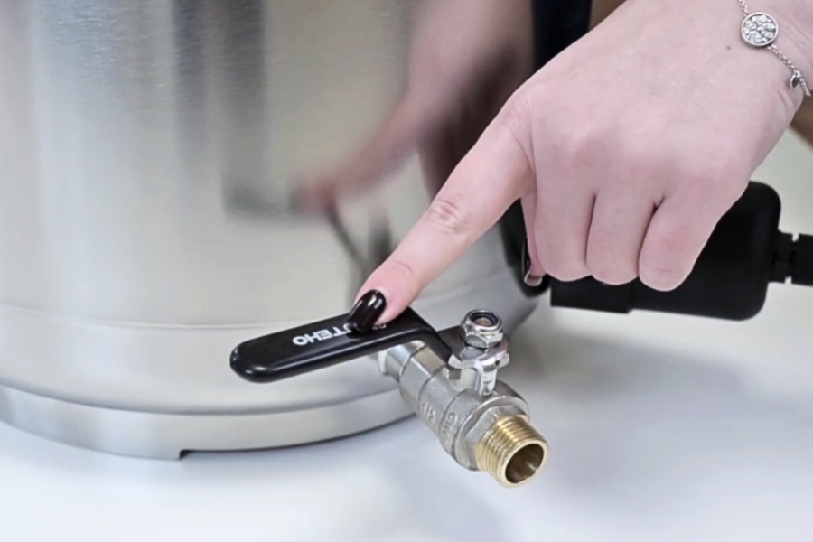 Ball valve for draining water from the autoclave