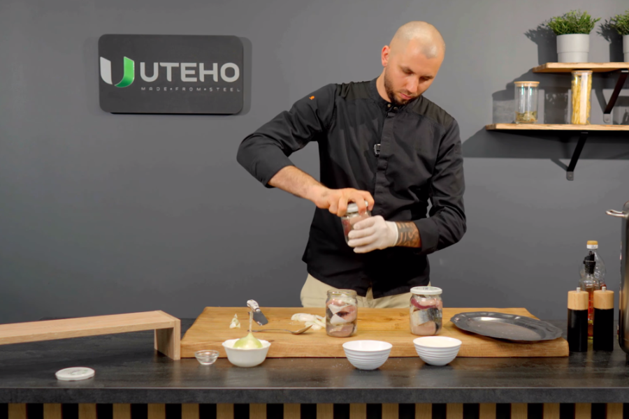 Closing the jars with twist-off lids