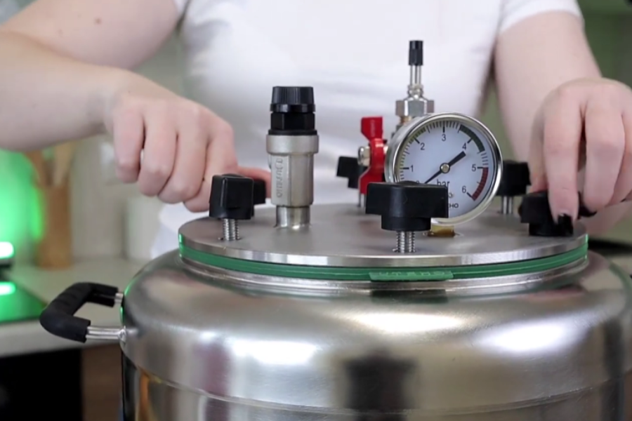 Clamps (fasteners) for the autoclave lid of “A” and “UTech” series